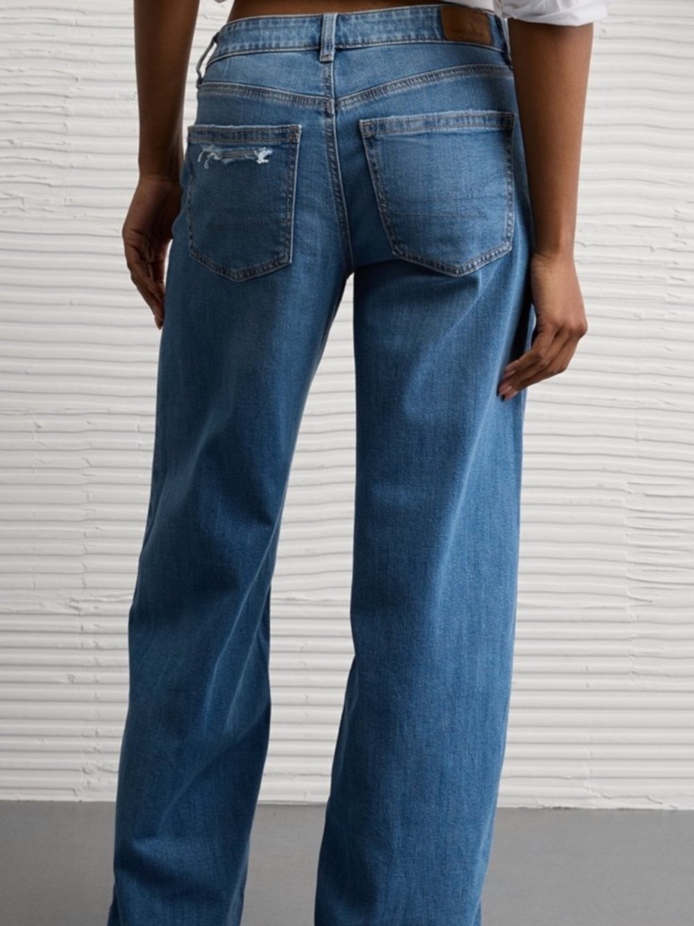 American Eagle Outfitters Wide-Leg Jeans in Medium Blue - Picture 2 of 7